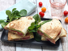 Salade de pêches rôties à la mozza, filets de daurade, quesadillas avocat et bacon, pommes de terre, penne : le menu de la semaine du 29 août au 2 septembre