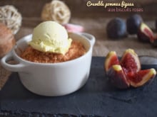 Crumble pommes figues à la poudre de biscuits roses de Reims
