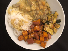 Sauce vegan aux champignons accompagnée de légumes rôtis