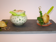 Verrine d'œuf aux petits pois et menthe, mini-madeleine au chèvre, raisin et graines de sésame