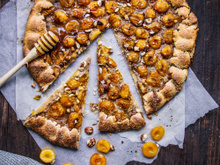 Tarte rustique aux mirabelles, noisettes et miel