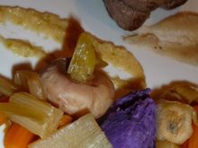 Médaillon de Jumeau de Bœuf et sa Glace de Topinambours, Légumes de Saison, Pomme en Condiment