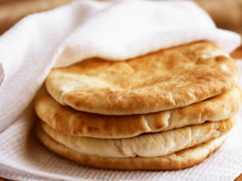 J’ai découvert cette recette de pain pita au four à faire avec quelques ingrédients du placard… c’est incroyable !