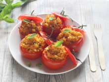 Tomates farcies au quinoa, raisins secs et amandes