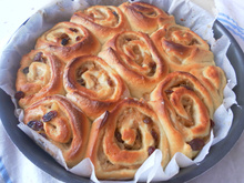 Brioche roulée à la pomme, raisins et miel