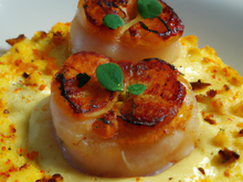 Noix de Saint-Jacques sur lit de poireaux au curcuma, crème au chorizo