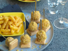 Canapés de gaufrettes au foie gras et soufflés à la cacahuète