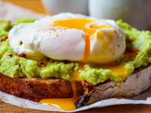 "Une technique secrète pour le réussir à tous les coups" : ce chef partage son astuce pour faire des œufs pochés parfaits !