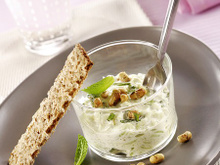 Crème de concombre à la menthe aux grains de soja et tartine 3 céréales