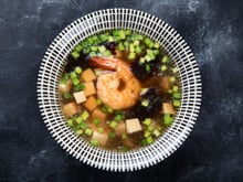 Soupe miso au tofu et champignons