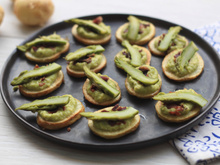 Toasts apéro de pommes de terre primeurs, pesto d’asperges et pancetta croustillante