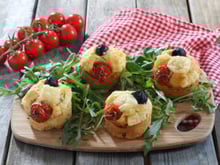 Salade de pousses d'épinards, bresaola et pommes, filet mignon de porc au sirop d'érable, muffins façon pizza, tarte au confit d'oignons et camembert : le menu de la semaine du 3 au 7 octobre