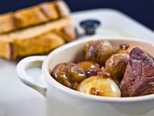 Bœuf bourguignon et tartines à l'ail