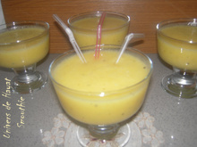 Smoothie melon, banane, orange, menthe