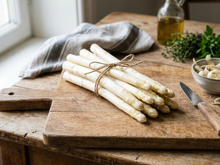 Asperges blanches : épluchage, cuisson parfaite, sauce mousseline… notre guide complet pour Pâques 2026