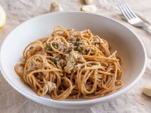 Une délicieuse recette avec des ingrédients du placard ? Régalez-vous avec ces linguine au thon, olives et câpres !