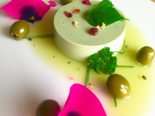 Panna cotta de chèvre et pâte d'olives vertes à la rose