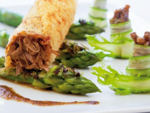 Cuisse de canette en daube au croustillant au parmesan et asperges vertes