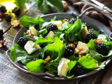 Salade de roquette au brie, noix et mûres