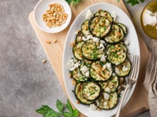 Courgettes grillées à la féta et pignons de pin