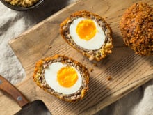 Ni brouillé, ni mollet : cette façon de préparer l’oeuf se fait rare en France et pourtant elle est délicieuse