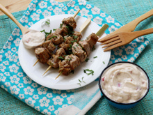 Brochettes de porc souvlaki au citron et herbes fraiches & Ktipiti