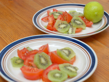Tomates et kiwi en salade colorée