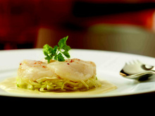 Noix de coquilles Saint-Jacques juste marinées, salade croquante d'endive, fenouil et pomme verte, vinaigrette à la moutarde à la truffe