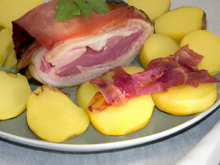 Pommes de terre farcie fourme d'ambert et son jambon du pays