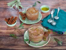 Mousse au chocolat à l'huile d'olive et pain d'épices croustillant