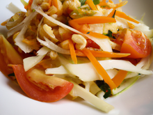 Salade thaï au chou blanc, à la tomate et à la papaye