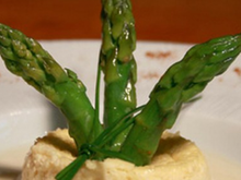 Petit flan d'asperges de Blaye et émulsion de noisettes