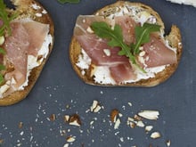 Recette des tartines au jambon de Bayonne, amandes et roquette