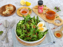 Salade composée aux légumes verts, lentilles et oeufs durs, vinaigrette à la Harissa à la rose