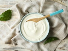 Combien de temps peut-on (vraiment) garder un pot de fromage blanc ouvert au frigo ?