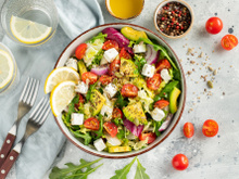 Salade fraîcheur à la feta, avocat, tomates cerises et graines