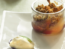 Crumble de figues et de poires et sa glace à la verveine, au Pur brebis Pyrénées