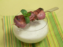 Brochettes d'agneau Presto épicées, smoothie concombre, chèvre et menthe