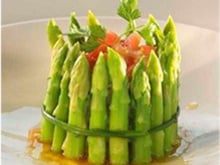 Charlotte aux pointes d'asperges et sa vinaigrette citron-chicorée