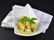 Cuisine d'été : dés de poulet sauce mayonnaise-pesto-cream cheese