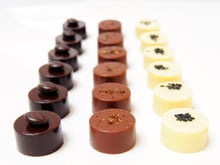 Assortiments de bonbons en chocolat épicés noir, blanc, lait