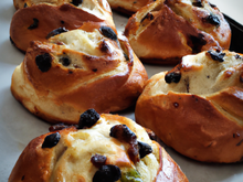 Brioches pommes, raisins et noisettes
