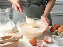 Riche en protéines et sans sucre ajouté, ce gâteau réconfortant s’avère idéal pour votre pause de l’après-midi