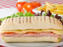 Faites le tour du monde avec ces 11 sandwichs chauds 