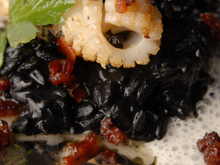 Chipirons à la plancha, riz acquarello à l'encre de seiche, émulsion de parmesan Reggiano
