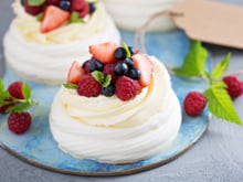 Vous connaissez la pavlova ? Voici sa version roulée, encore plus simple imaginée par Julie Andrieu