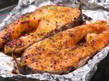 Darnes de saumon frais grillées en croûte d'épices