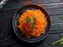 "Je vous le déconseille" : pourquoi les carottes râpées industrielles ne sont pas si bonnes pour la santé !