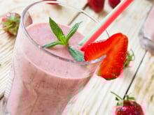 Milkshake aux fraises avec glace et feuilles de menthe