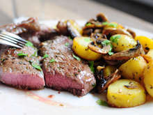 Steaks d'agneau et leur poêlée forestière